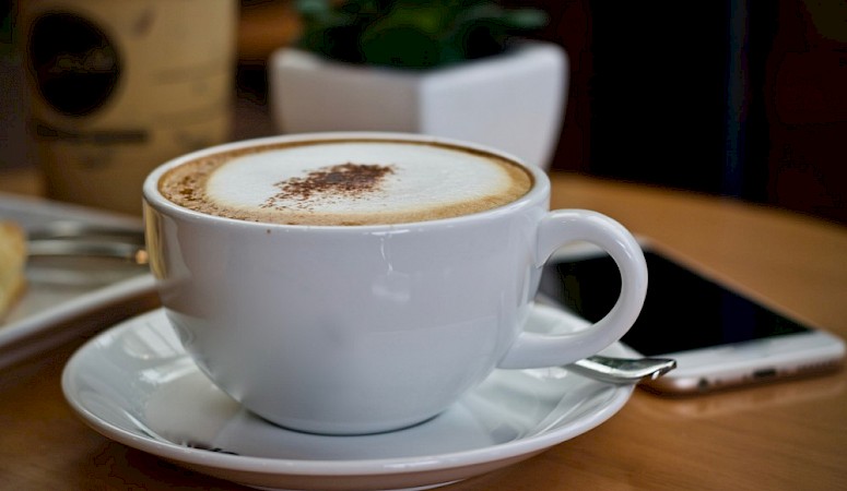 18% van de koffiedrinkers doet bijna altijd of regelmatig een zoetje in de koffie